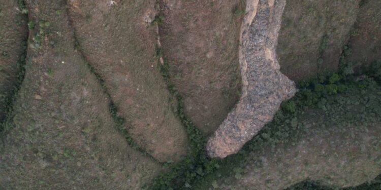Desabamento em lixão de Goiás contamina rios e agrava crise ambiental