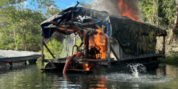 Ibama destrói 23 balsas em operação contra garimpo ilegal na Terra Indígena Kayabi