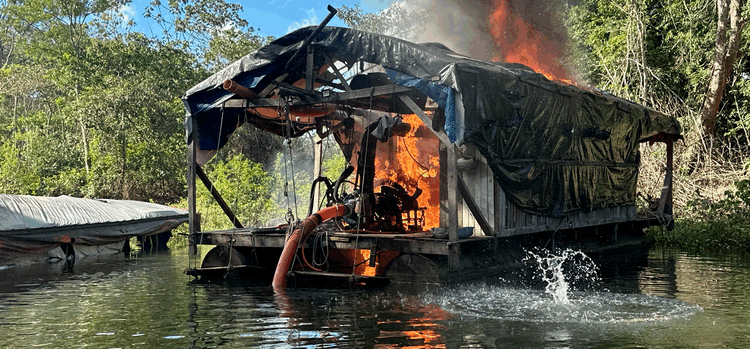 Ibama destrói 23 balsas em operação contra garimpo ilegal na Terra Indígena Kayabi