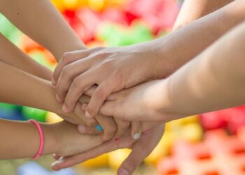 Crianças pequenas enfrentam riscos climáticos crescentes, revela estudo do NCPI