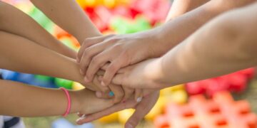 Crianças pequenas enfrentam riscos climáticos crescentes, revela estudo do NCPI