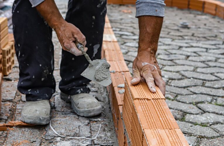 Construção civil protagoniza alta de 0,37% em março e acumula 6,73% em 12 meses, aponta IBGE